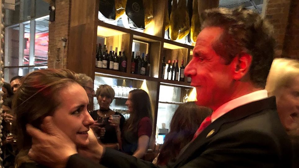 Και τρίτη καταγγελία κατά του Κουόμο: «Έπιασε τη γυμνή μου πλάτη – Θέλησε να με φιλήσει»