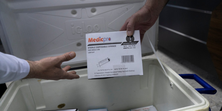 Η Κολομβία έλαβε την πρώτη παρτίδα εμβολίων για τον κορωνοϊό που διανέμει ο μηχανισμός COVAX