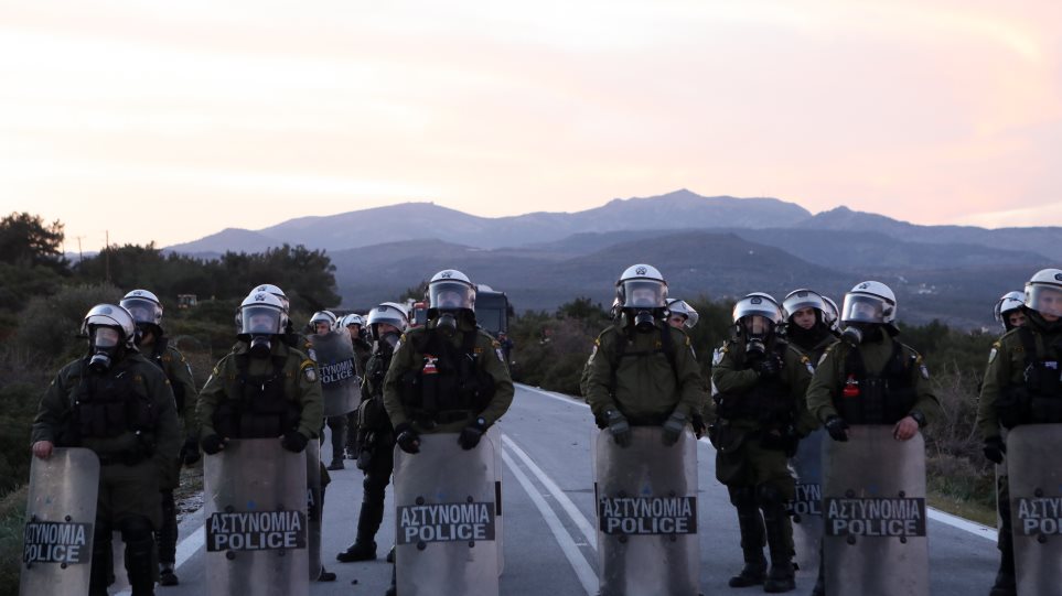 Όλα στη «φόρα»: Γυναίκα έδειξε το στήθος της σε διμοιρία των ΜΑΤ στη Θεσσαλονίκη (βίντεο)