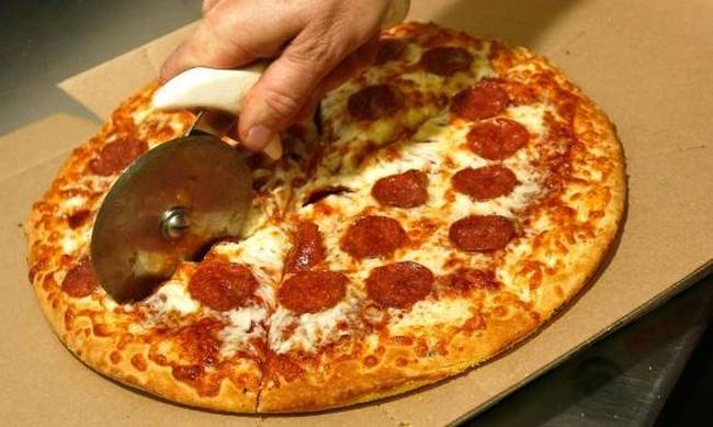 Δείτε πως ξαναζεσταίνεται σωστά ένα κομμάτι πίτσα στον φούρνο μικροκυμάτων