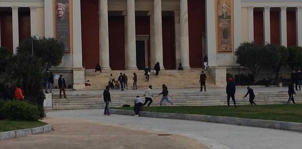 Απαγορεύσεις μόνο για Έλληνες: Αλλοδαποί παίζουν κρίκετ στο κέντρο της Αθήνας (φώτο)