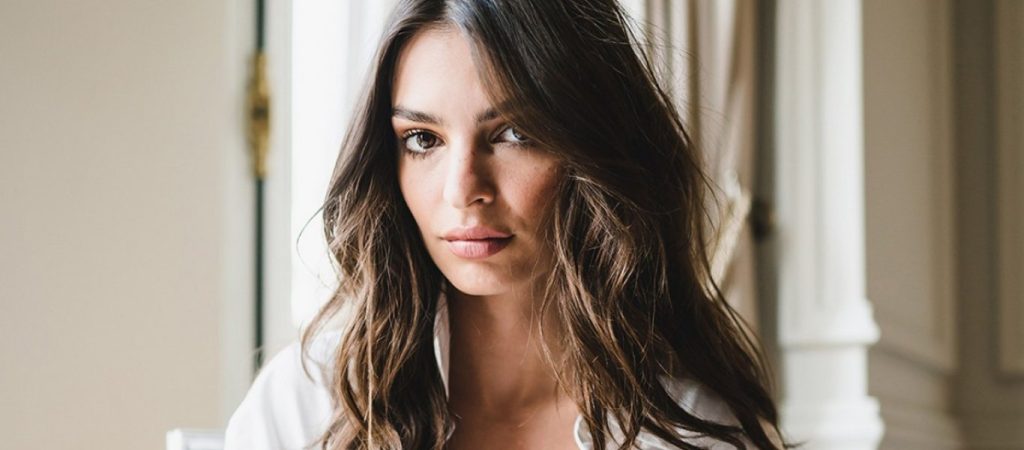 «Κολάζει» η Ε.Ραταϊκόφσκι: Ποζάρει ολόγυμνη στον 8ο μήνα της εγκυμοσύνης της (φώτο)