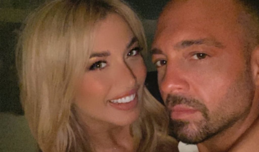 Εδώ ο κόσμος «καίγεται» και η Queen Ντίνα χτενίζεται στον Παρνασσό μετά του αγαπητικού της (φωτό)