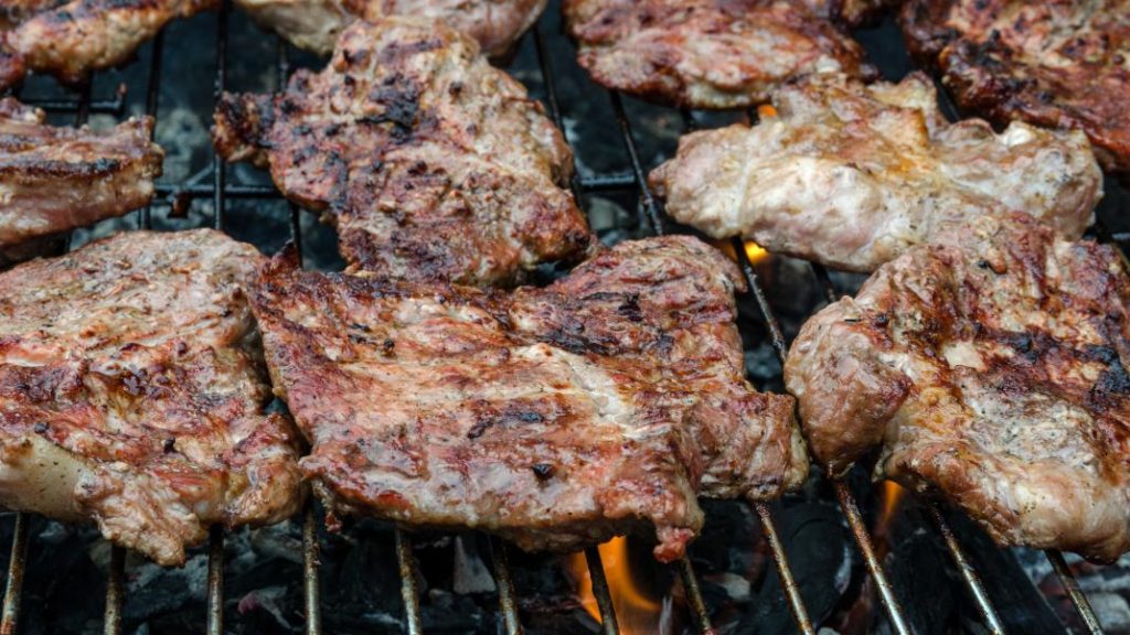 Τα έθιμα της Τσικνοπέμπτης σε διάφορα μέρη της Ελλάδας – Πως ξεκίνησε και γιατί ονομάστηκε έτσι;