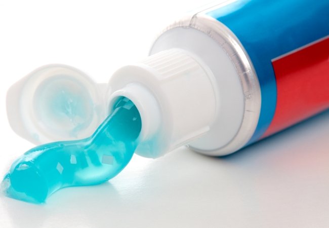 Οδοντόκρεμα: Επτά χρήσεις της που δεν γνωρίζατε – Θα σας «λύσουν» τα χέρια