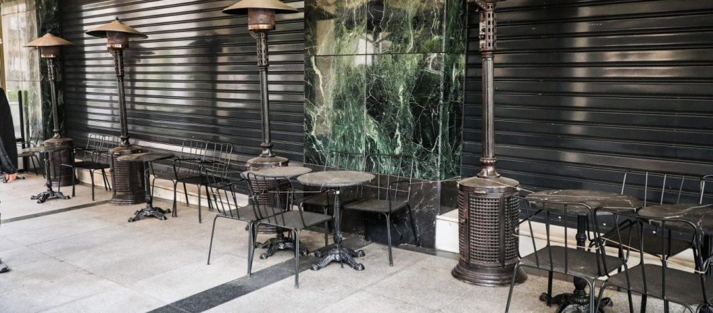 «Αργοπεθαίνει» η εστίαση – Οι επιχειρηματίες παραδίδουν τα κλειδιά των καταστημάτων τους στο Μέγαρο Μαξίμου