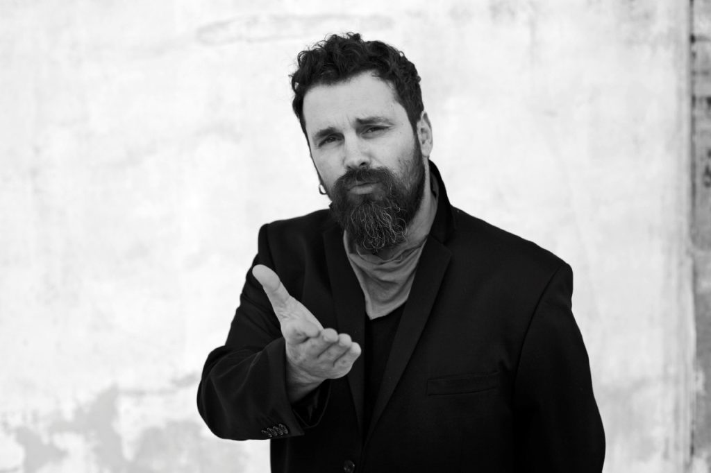 Σ.Γραμμένος: Σοκάρει η περιγραφή της σεξουαλικής κακοποίησης που υπέστη σε ηλικία 13 ετών (βίντεο)