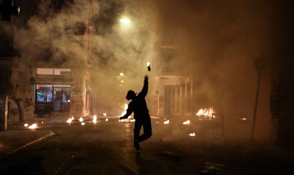 Στο νοσοκομείο με κατάγματα αστυνομικός! – Τον καταδίωξαν κουκουλοφόροι στου Ζωγράφου – Στο έλεος τους η Αθήνα