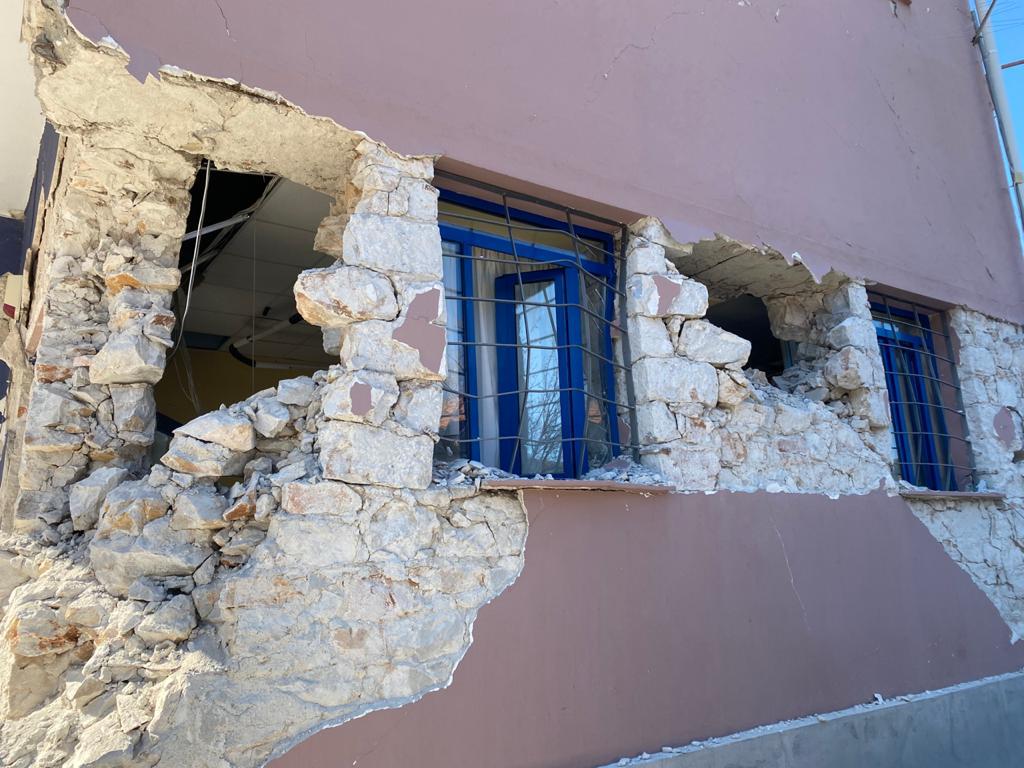 Διευθυντής σχολείου στον Τύρναβο : «Παρακαλούσα το Θεό να αντέξει το κτίριο άλλα 30 δευτερόλεπτα»