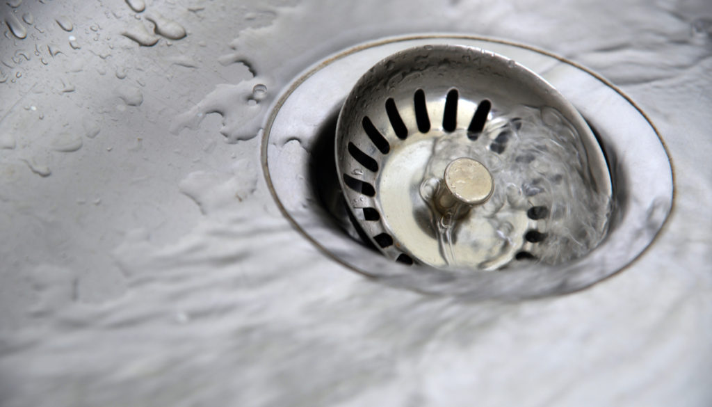 Το «θαυματουργό» κόλπο που θα ξεβουλώσει τα σιφόνια του μπάνιου από τις τρίχες