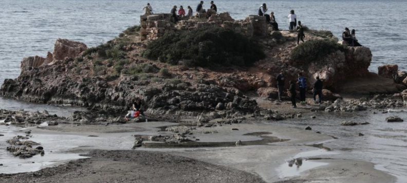 Απόκοσμες εικόνες σε όλη τη χώρα – «Εξαφανίστηκε» η θάλασσα στο Καβούρι! (βίντεο)
