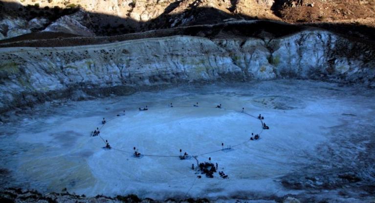 Σχισμές και κρατήρες στη Νίσυρο – Τι σχέση έχουν με το ηφαίστειο
