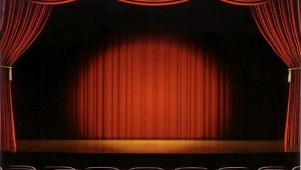 «Ο σκηνοθέτης με το μπουρνούζι»: Ποιος είναι ο Ι.Σ. που καταγγέλλουν οι ηθοποιοί