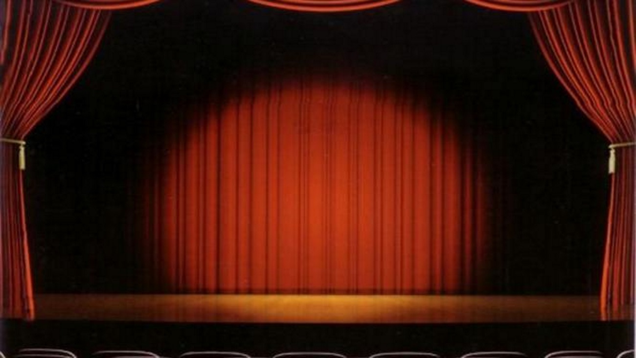 «Ο σκηνοθέτης με το μπουρνούζι»: Ποιος είναι ο Ι.Σ. που καταγγέλλουν οι ηθοποιοί