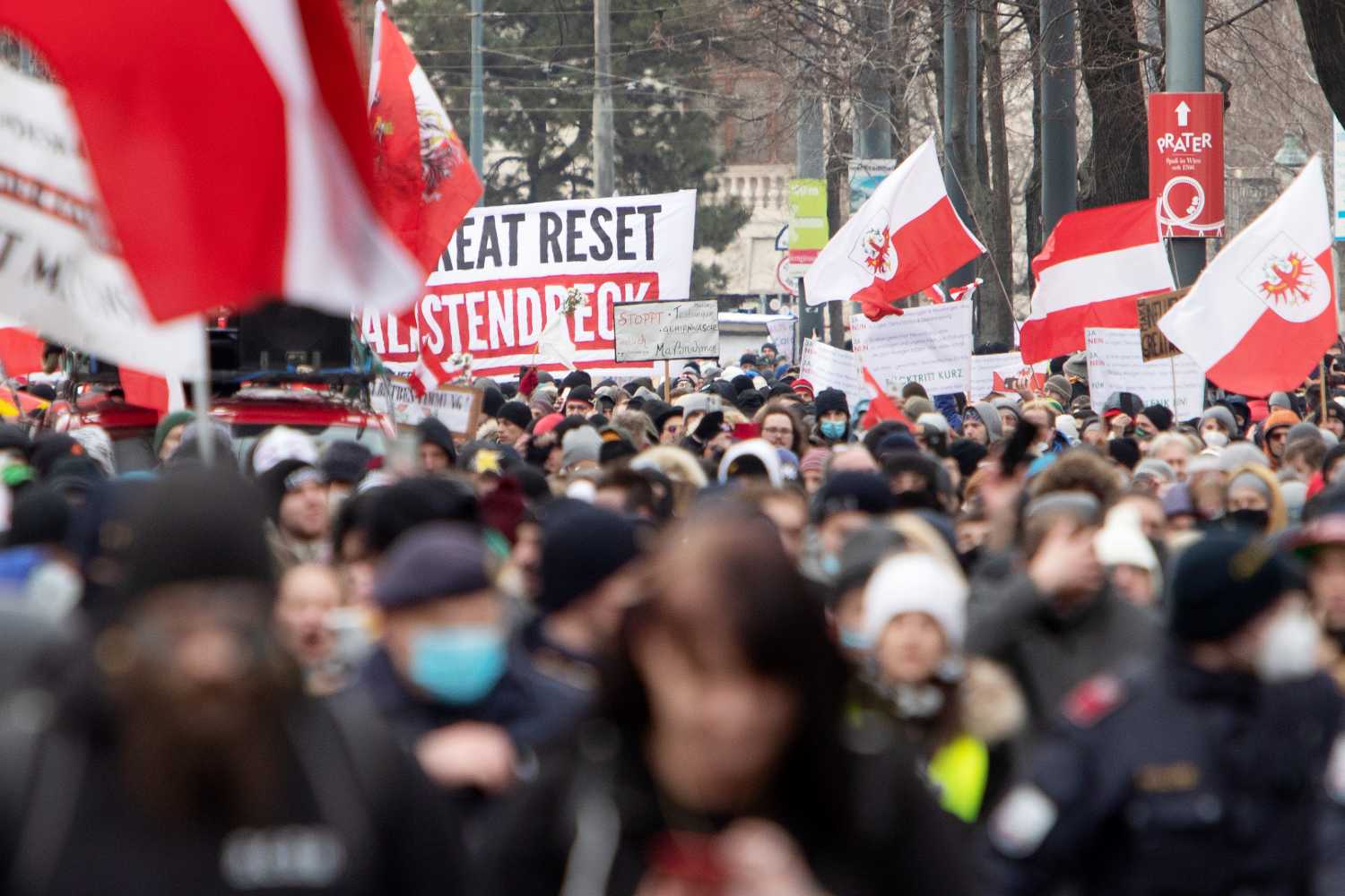 Χάος στην Βιέννη – Χιλιάδες πολίτες στους δρόμους κατά των περιοριστικών μέτρων: «Κουρτς παραιτήσου» (βίντεο)