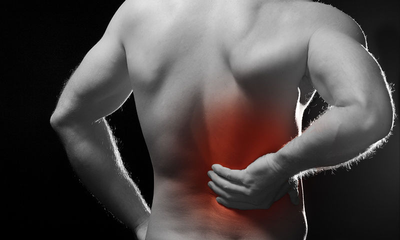 Πόνος χαμηλά στην πλάτη: Oι πιο πιθανές αιτίες και τι να κάνετε για να ανακουφιστείτε (βίντεο)