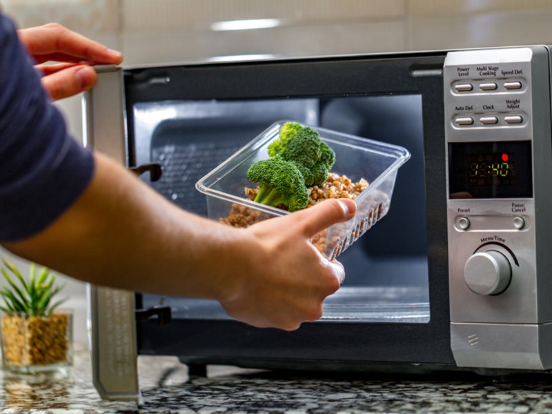 Προσοχή: Αυτά είναι τα τρόφιμα που απαγορεύεται να ψήσετε σε φούρνο μικροκυμάτων