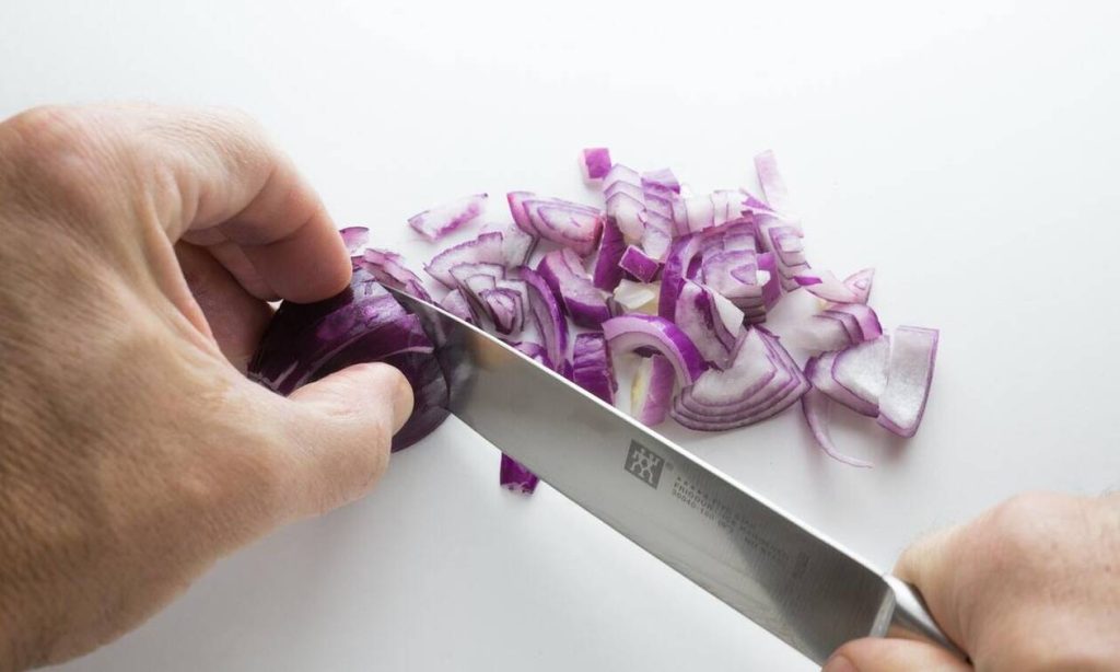 Ο τρόπος για να κόβεις τα κρεμμύδια γρήγορα και χωρίς… δάκρυα (βίντεο)