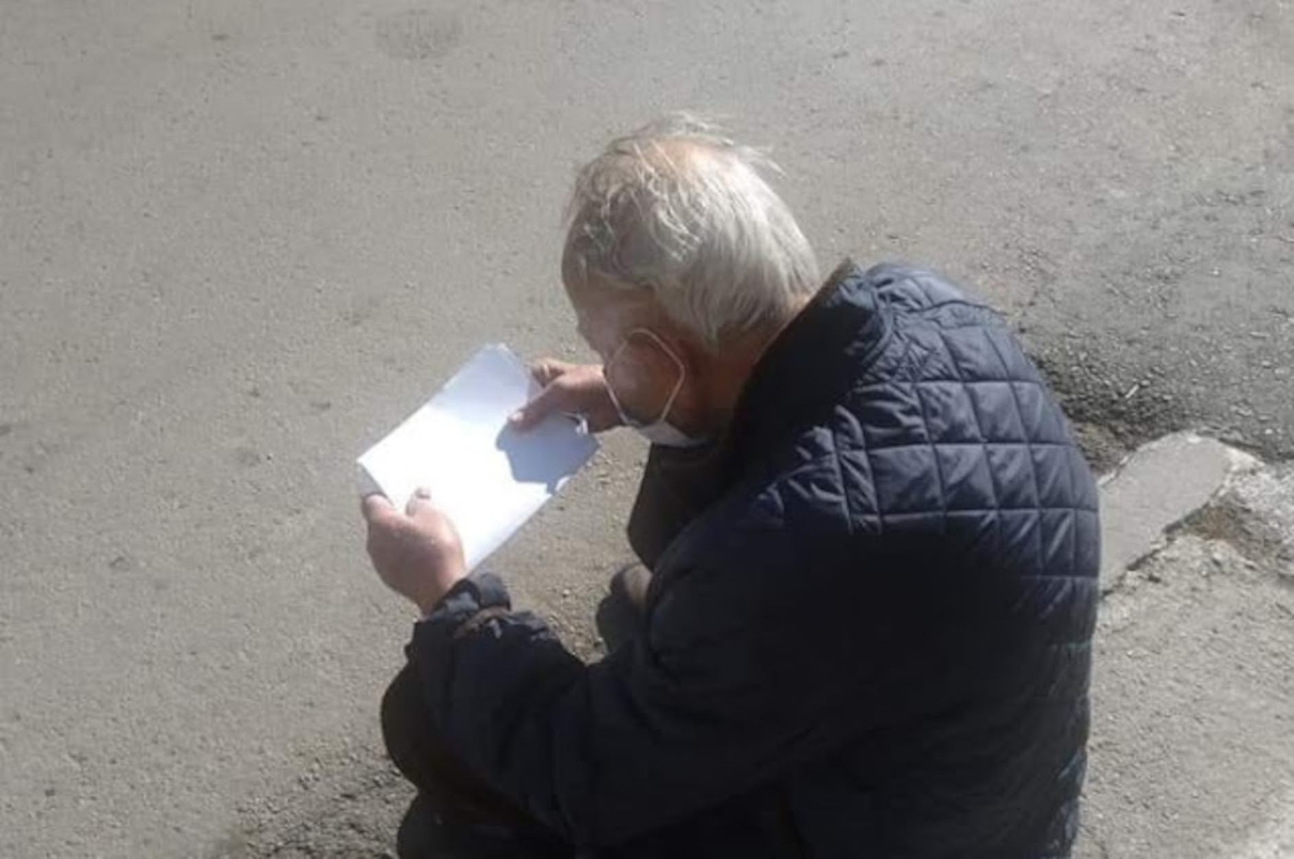 Λέσβος: Παράτησαν στη μέση του δρόμου 94χρονο με κορωνοϊό (φωτό)