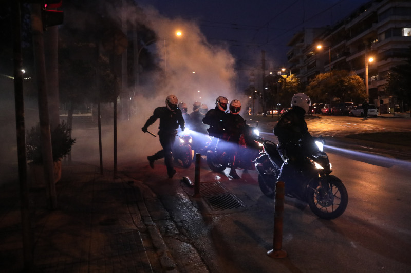 Η εξέγερση της πλατείας: Σοβαρά επεισόδια στη Νέα Σμύρνη μετά την πορεία για την αστυνομική βία στο Άλσος