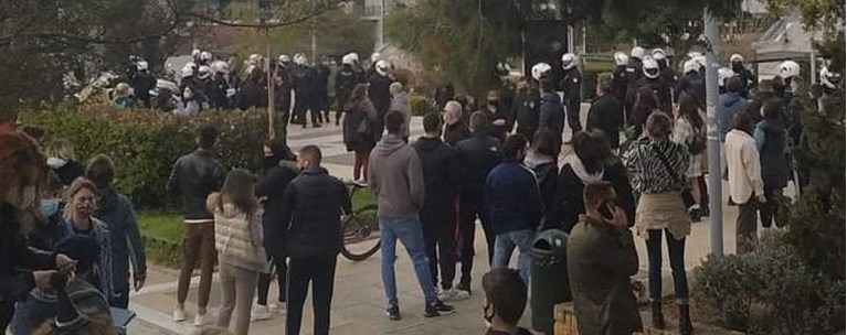 Δήμος Νέας Σμύρνης: «Οι εικόνες που είδαμε σήμερα δεν τιμούν ούτε την πόλη μας ούτε την Αστυνομία»