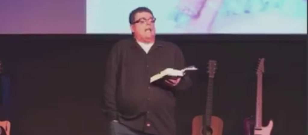 Έντονες αντιδράσεις για κήρυγμα πάστορα – Οι γυναίκες πρέπει να είναι υποταγμένες στους συζύγους τους