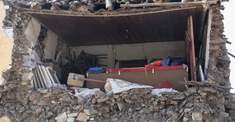 Σεισμός στην Ελασσόνα: Περιμένουν τα τροχόσπιτα και τους οικίσκους οι σεισμοπαθείς που βρίσκονται στο έλεος του καιρού