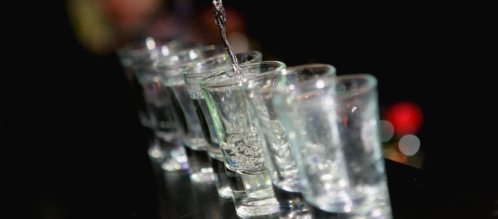 Τα άγνωστα οφέλη του να πλένετε το πρόσωπό σας με βότκα καθημερινά