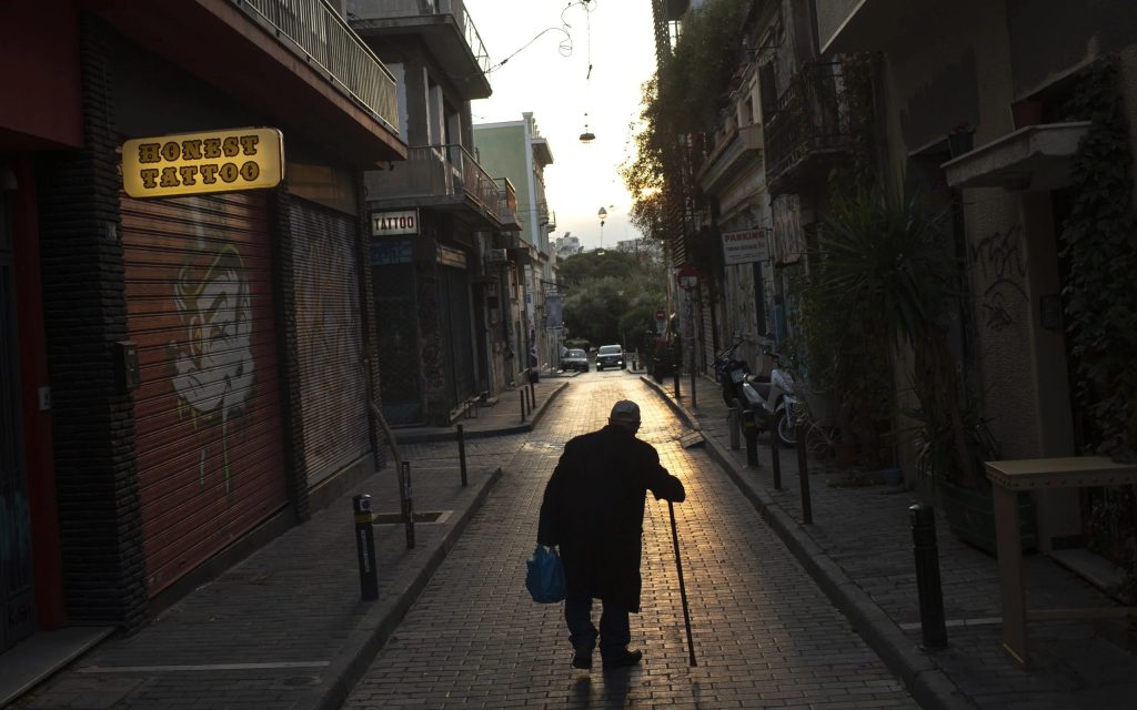 Η Ελλάδα επιμένει σε μέτρα που δεν εφαρμόστηκαν πουθενά! – Όλη η Ευρώπη «ανοίγει» εδώ χτυπούν πολίτες στην πλατεία