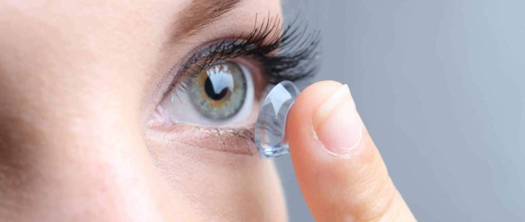 Ο τρόπος για να βάζετε σωστά τους φακούς επαφής (βίντεο)