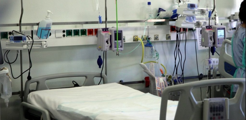 Ο ΕΟΔΔΥ δηλώνει ότι 58χρονος πέθανε από κορωνοϊό και η κόρη του τους ξεφτιλίζει: «Ντροπή σας – Είχε καρκίνο»