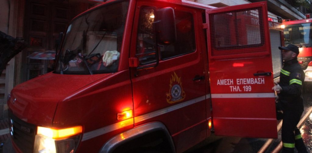 Φωτιά ξέσπασε σε κτίριο στο Αιγάλεω – Στο σημείο δυνάμεις της Πυροσβεστικής