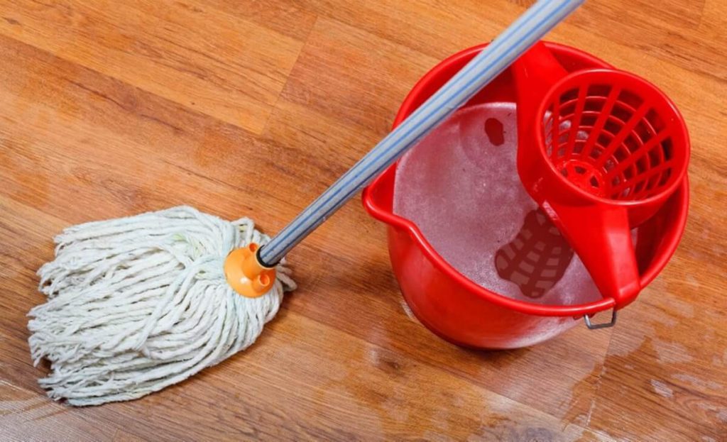 Το απλό κόλπο στο σφουγγάρισμα που θα κάνει το σπίτι σας να μοσχομυρίζει