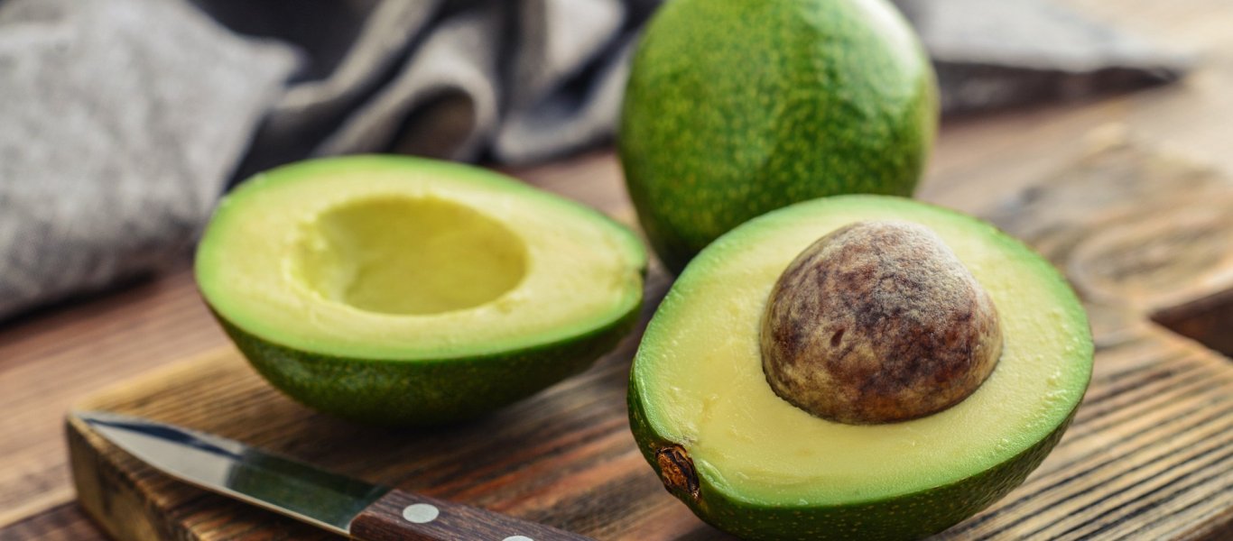 Δείτε πόσες θερμίδες, λιπαρά & βιταμίνες έχει το αβοκάντο