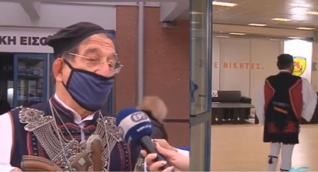 Ηλικιωμένος πήγε να κάνει το εμβόλιο για τον κορωνοϊό φορώντας… φουστανέλα (βίντεο)