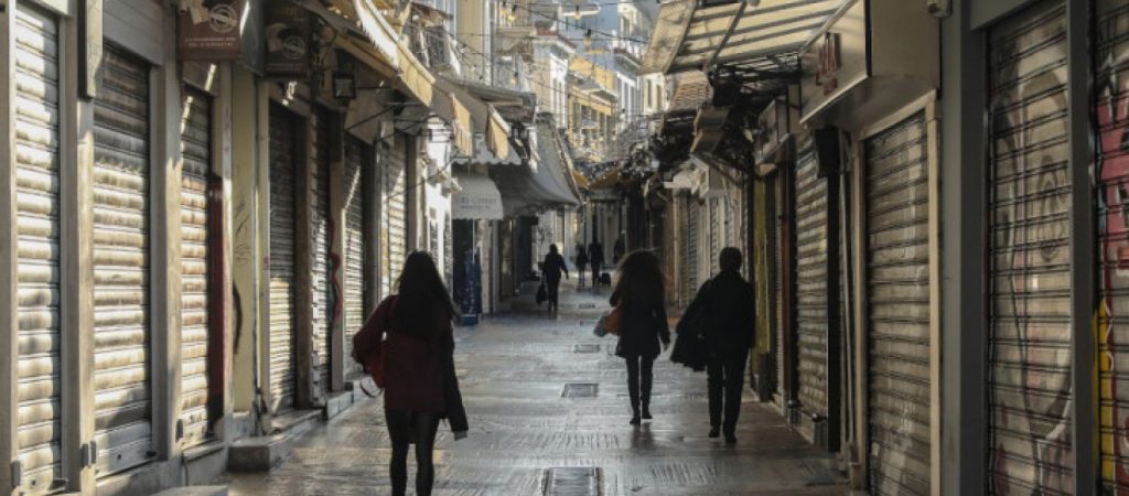Δημοσιεύθηκε η απόφαση για επιχορήγηση 3.000 ευρώ σε κλειστές επιχειρήσεις λιανεμπορίου – Ποιους αφορά