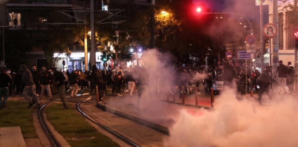 Δικηγόρος αστυνομικού που ξυλοκόπησε πολίτη στη Νέα Σμύρνη: «Δέχθηκαν επίθεση από τουλάχιστον 60 άτομα»