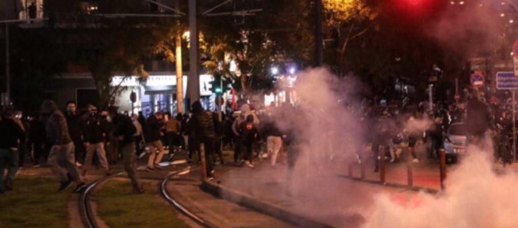 Νέα Σμύρνη: Έκταση παίρνουν τα επεισόδια –  «Βροχή» οι  βόμβες μολότοφ