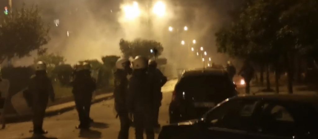Ξέσπασμα της λαϊκής οργής κατά της κυβερνητικής βίας – Οδομαχίες χημικά και μολότοφ στη Νέα Σμύρνη