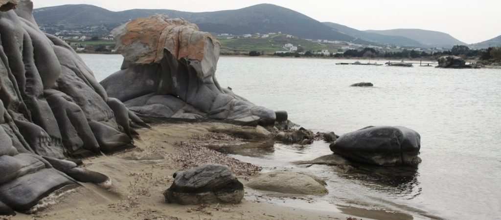 Πρωτόγνωρες εικόνες στην Πάρο: Απογυμνώθηκαν τα βράχια στην παραλία Κολυμπήθρες (φώτο)