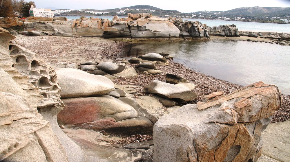 Πρωτόγνωρες εικόνες στην Πάρο: Απογυμνώθηκαν τα βράχια στην παραλία  Κολυμπήθρες (φώτο) – Pronews.gr