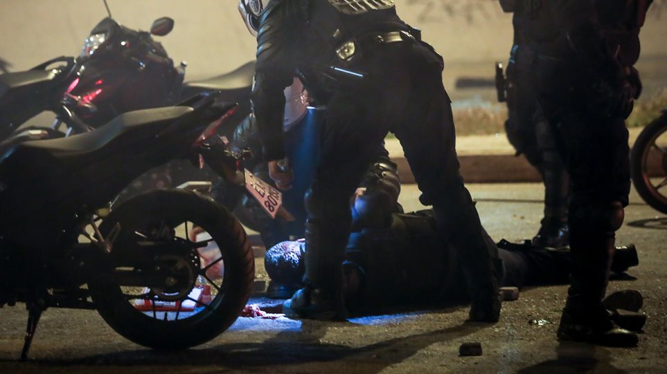Νέα Σμύρνη – Επεισόδια: Επί δυόμιση λεπτά κτυπούσαν τον αστυνομικό – Όλο το βίντεο σοκ