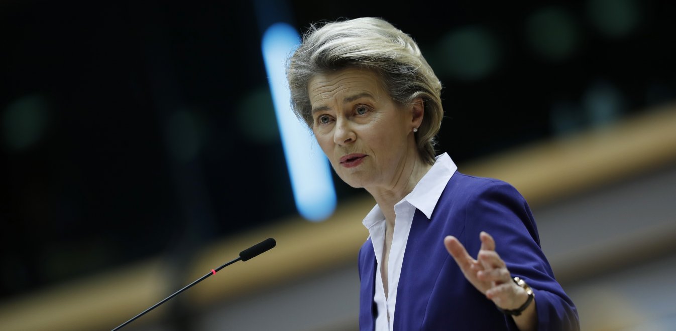 Ούρσουλα φον ντερ Λάιεν κατά AstraZeneca: «Πρώτα θα αυξήσει τα εμβόλια στην ΕΕ & μετά θα κάνει εξαγωγές»