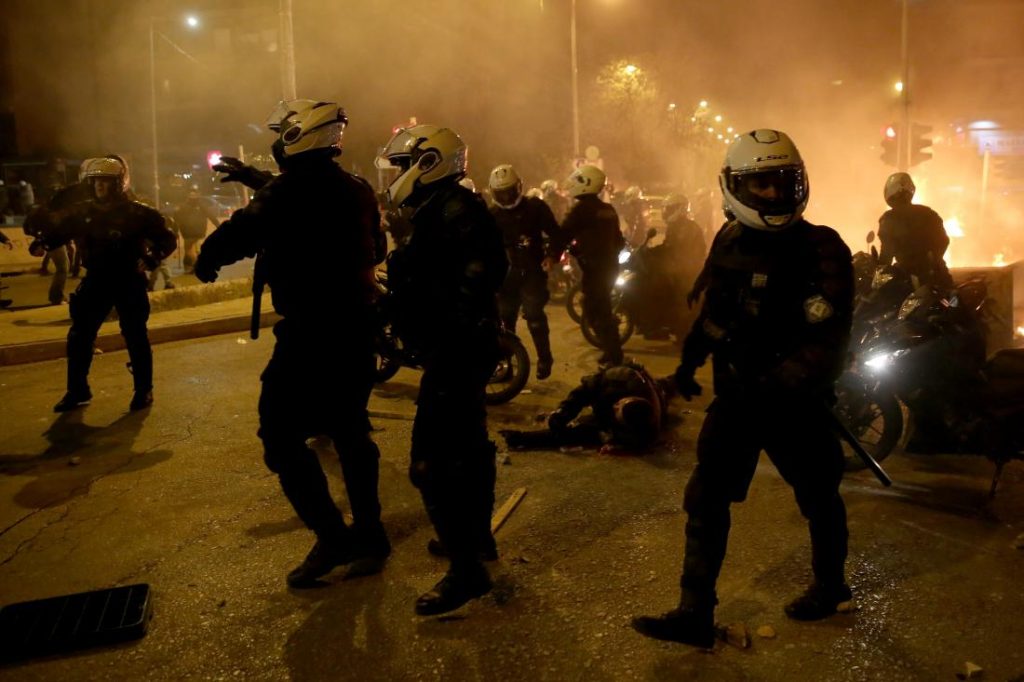 Ντροπή: Κοροϊδευτικά βίντεο για τον ξυλοδαρμό του αστυνομικού στη Ν.Σμύρνη! – Συνελήφθη ο «σπρίντερ» (βίντεο) (upd2)
