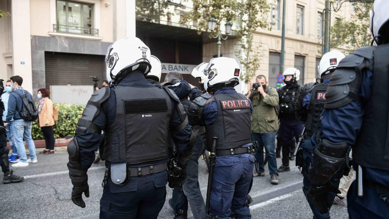 Νίκαια: Ένταση μεταξύ δημοσιογράφων & αστυνομικών – «Θα μας σκοτώσουν» (βίντεο)