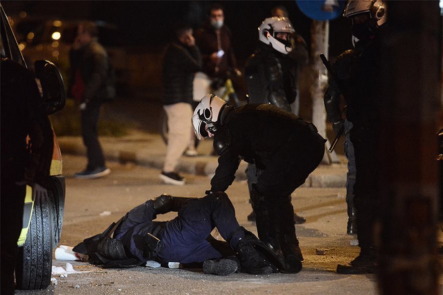 Η λανθασμένη κίνηση της μηχανοκίνητης ομάδας των αστυνομικών που έστειλε τον συνάδελφό τους «στο στόμα του λύκου»