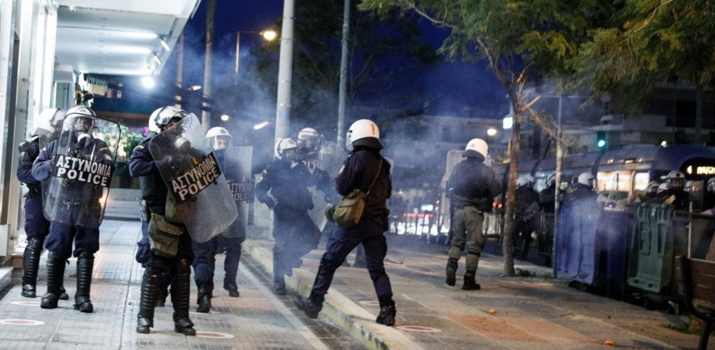 Φίλια πυρά: Η ομάδα «ΔΡΑΣΗ» της ΕΛΑΣ έριξε χειροβομβίδα κρότου-λάμψης στα ΜΑΤ! (βίντεο)