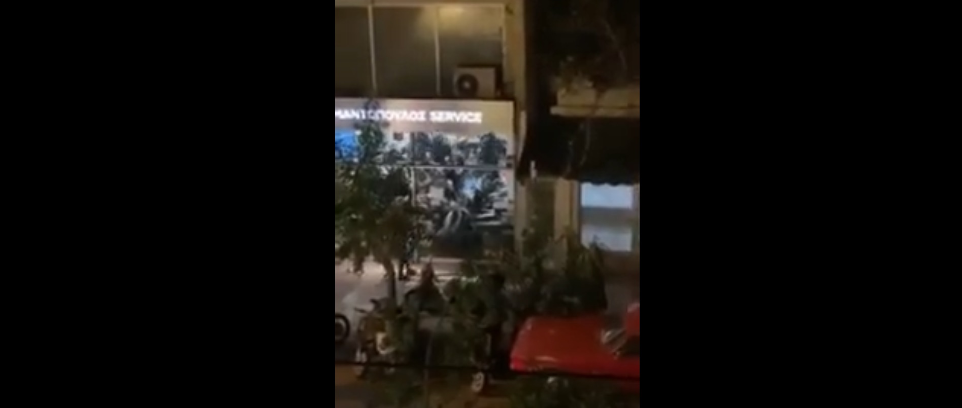 Νέα Σμύρνη: Κυβερνητικές δυνάμεις εισβάλουν σε κατάστημα και ξυλοκοπούν πολίτες! – Δείτε βίντεο