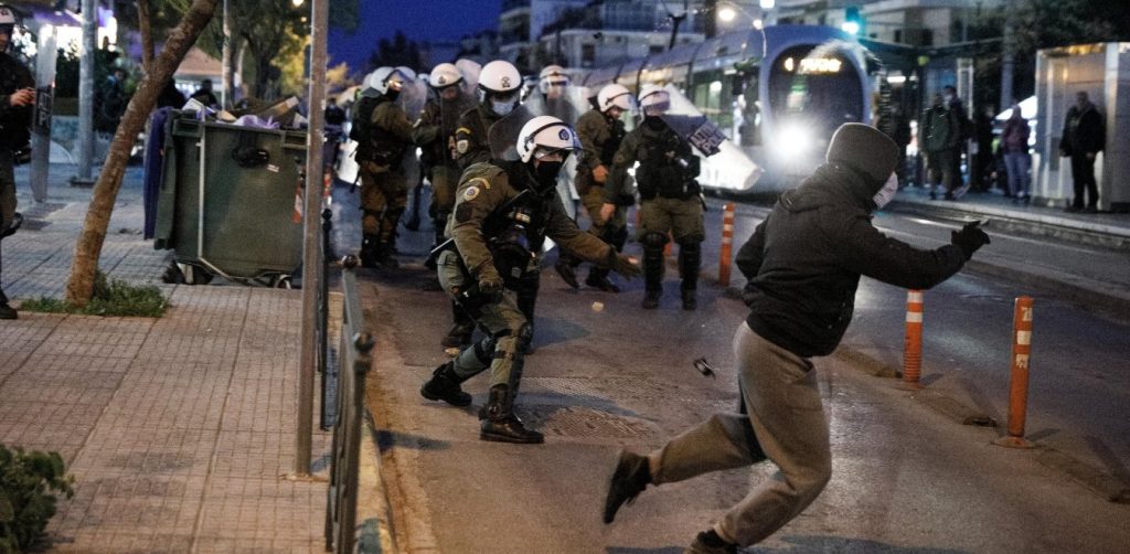 Βίντεο-σοκ: Ένστολοι ξυλοκοπούν μικρό κορίτσι στην διαδήλωση της Νέας Σμύρνης!