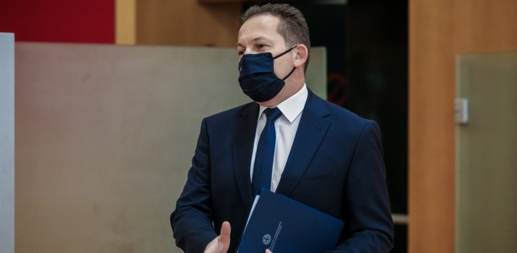 Το μπαλάκι… στην εξέδρα από την κυβέρνηση: «Ο ΣΥΡΙΖΑ φταίει για τα επεισόδια στη Νέα Σμύρνη» λέει ο Σ.Πέτσας